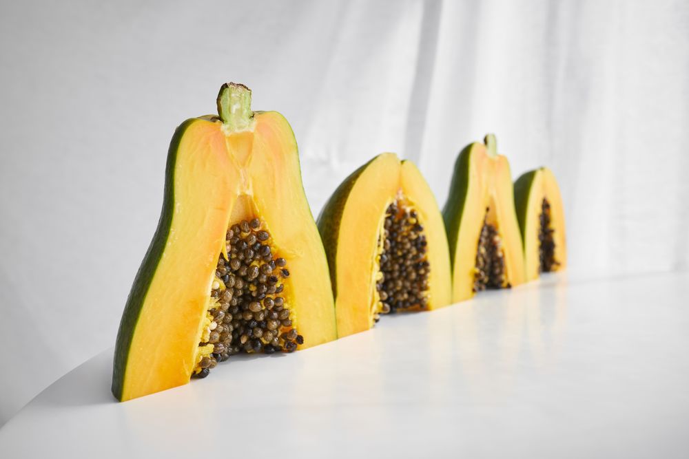 Ripe cut papaya pieces placed on table