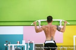 Back of man working out in a fitness club with copy space 49aGB4
