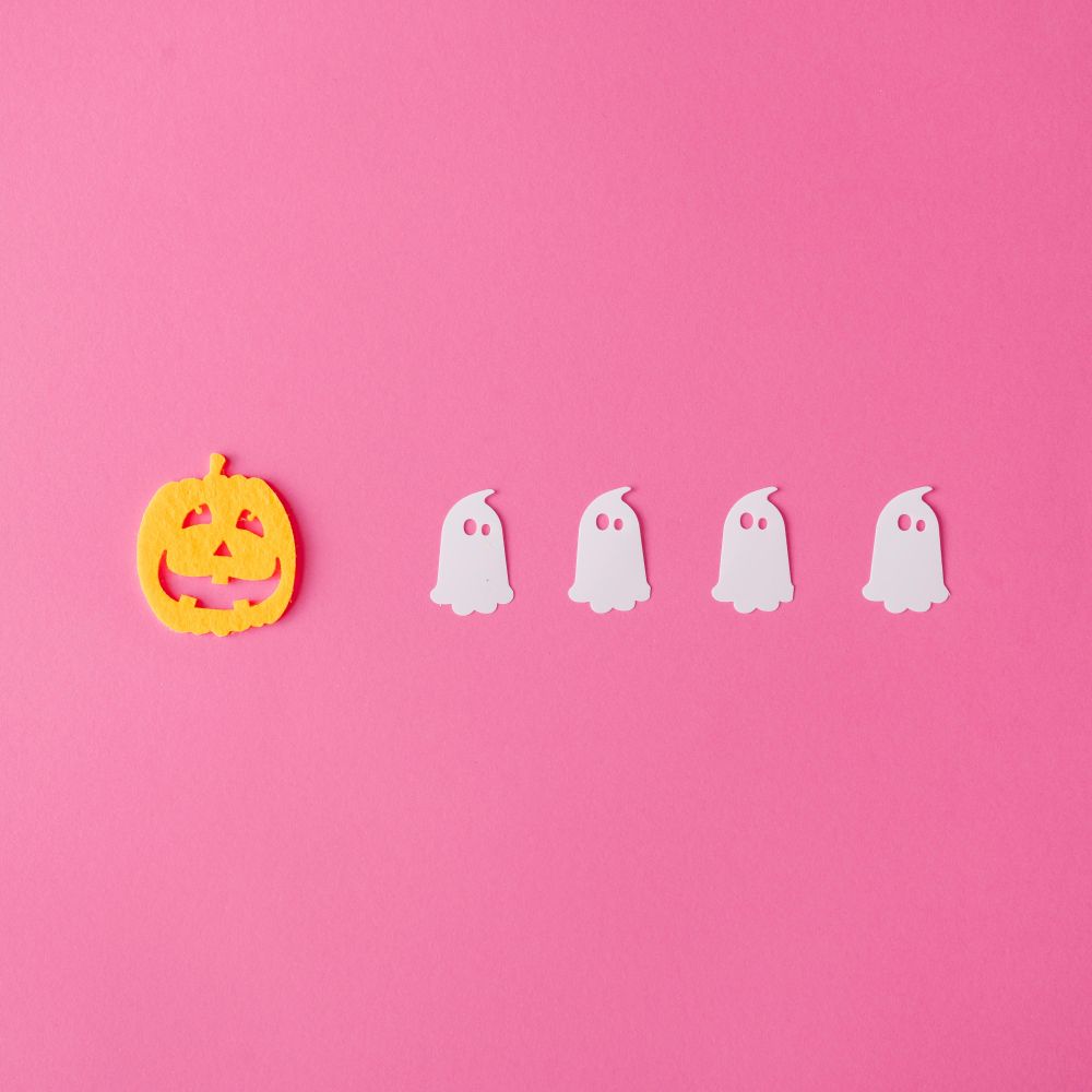 Row of pumpkin with ghosts on pink background