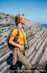 Woman enjoying view on a hike, vertical composition 5nJr85