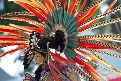 Des Moines, Iowa, USA - September 26, 2015: An Aztec heritage dancer wears traditional regalia 4Oyd70