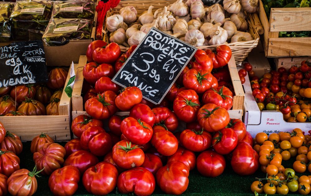 Tomato and garlic stand with price tags