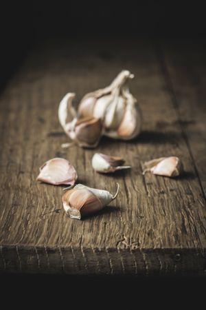 Unpeeled garlic on table