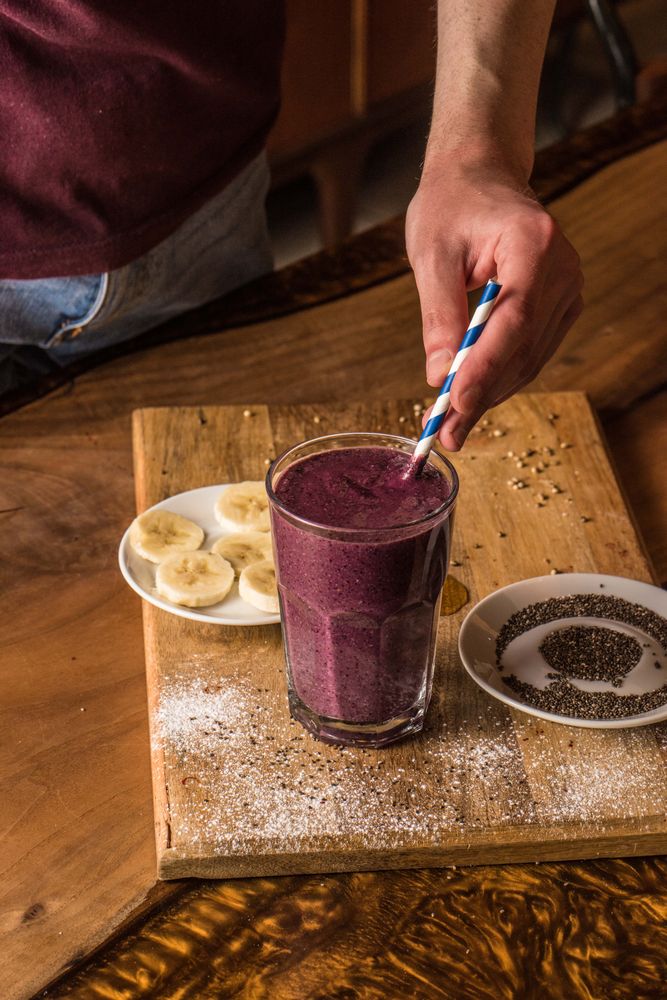 Man preparing a a purple smoothie