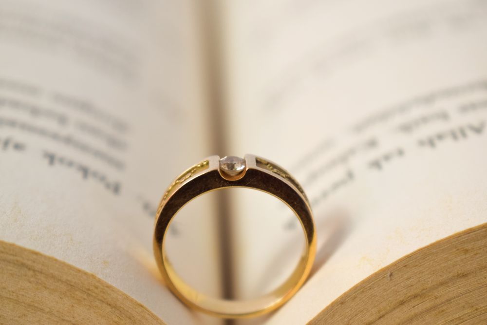 Diamond ring balancing in opened book