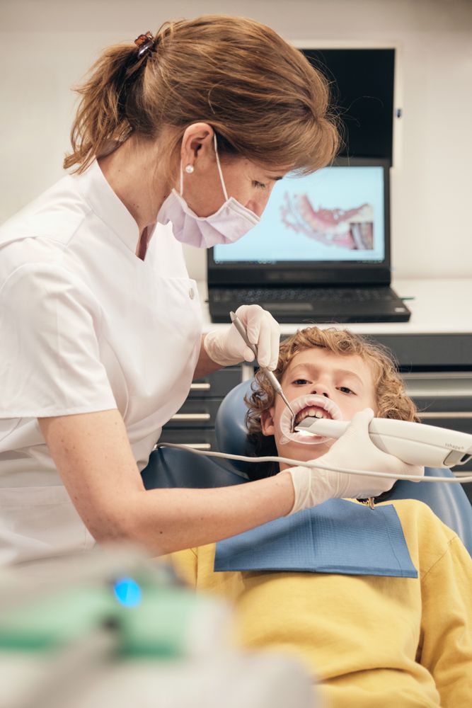 Woman dentist making digital displaying dental cats using intraoral scanner