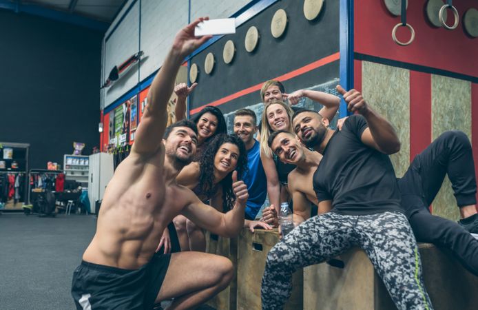 Athletes taking a selfie with the mobile in the gym