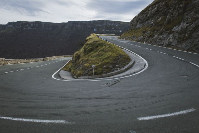 Road leaning between mountains