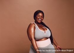 Beautiful curvy model wearing athletic clothing and smiling at camera 0ylRLb