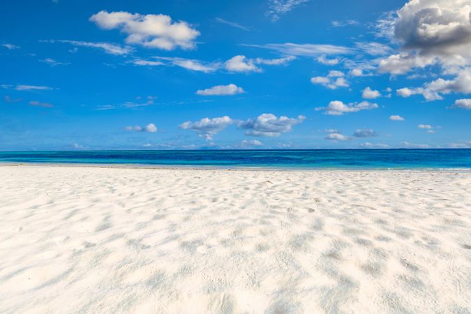 Light sand and a blue horizon at a tropical beach