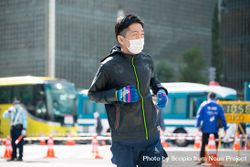 Man with facemask jogging 0PWBeb