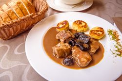 Pork medallions and dried plums