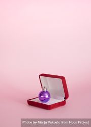 Jewelry box with purple Christmas bauble 5RvEA5