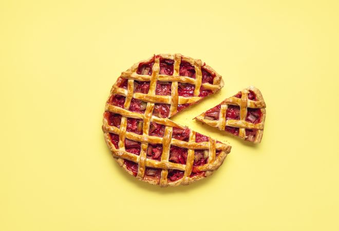 Rhubarb and strawberry pie single slice