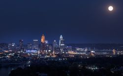 Dusk view of the city, with the giant, illuminated "CINCINNATI" sign, Cincinnati, Ohio P4ZLx0