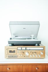 Vintage stereo receiver with turntable on top