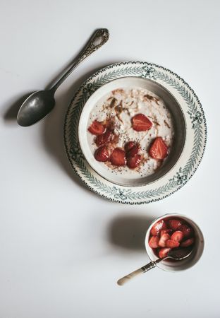 Porridge with strawberries