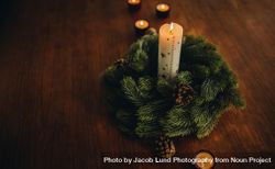 Christmas holiday decorations  of wreath and candles on table 5XWyQ0