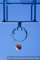 Image of a ball going towards a basketball hoop 4Np7Z0