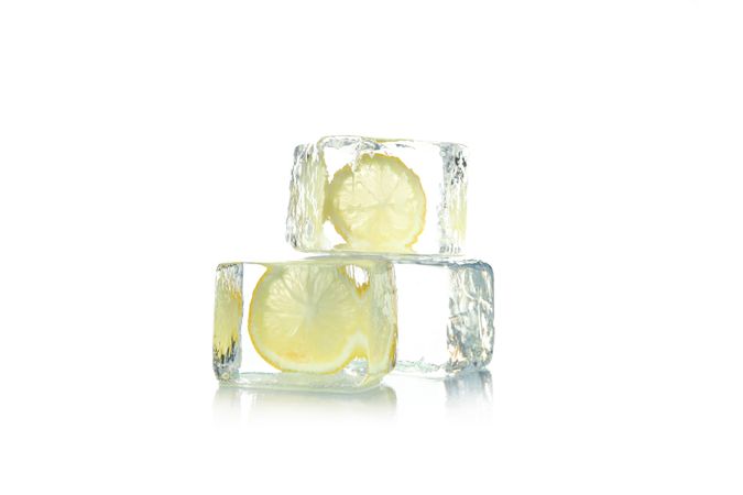 Square clear ice cubes with lemon slices