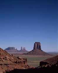 Monument Valley sandstone buttes on clear blue sky day P5rLZb