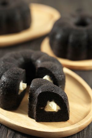 Bolu Ketan Hitam Keju Lumer.