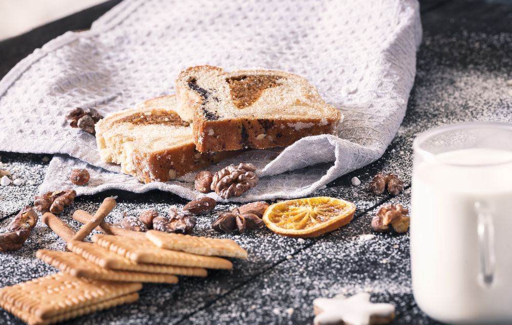 Slices of sponge cake and roasted nuts