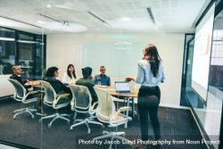 Businesswoman giving a presentation to her colleagues in a modern workplace 4ZvLx4
