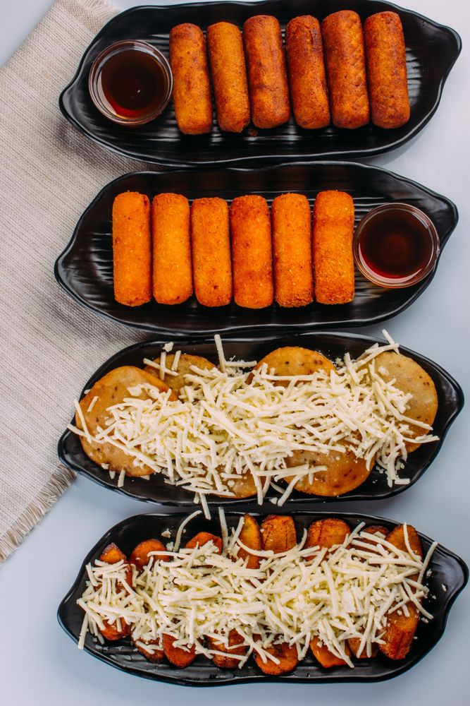 Combinations of Venezuelan dishes, served as starters, tequeños, sweet arepas with cheese and fried plantain with cheese