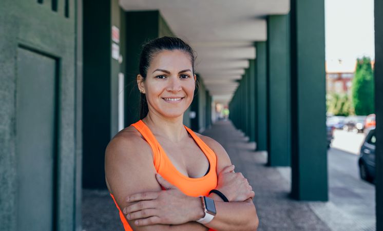 Sportswoman posing with crossed arms