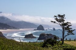 A small fogbank hovers over the rocky northern Oregon coast, Ecola State Park, Oregon e5zqn0