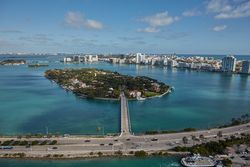 Aerial view of Jungle Island off coast of Miami Q4drl0