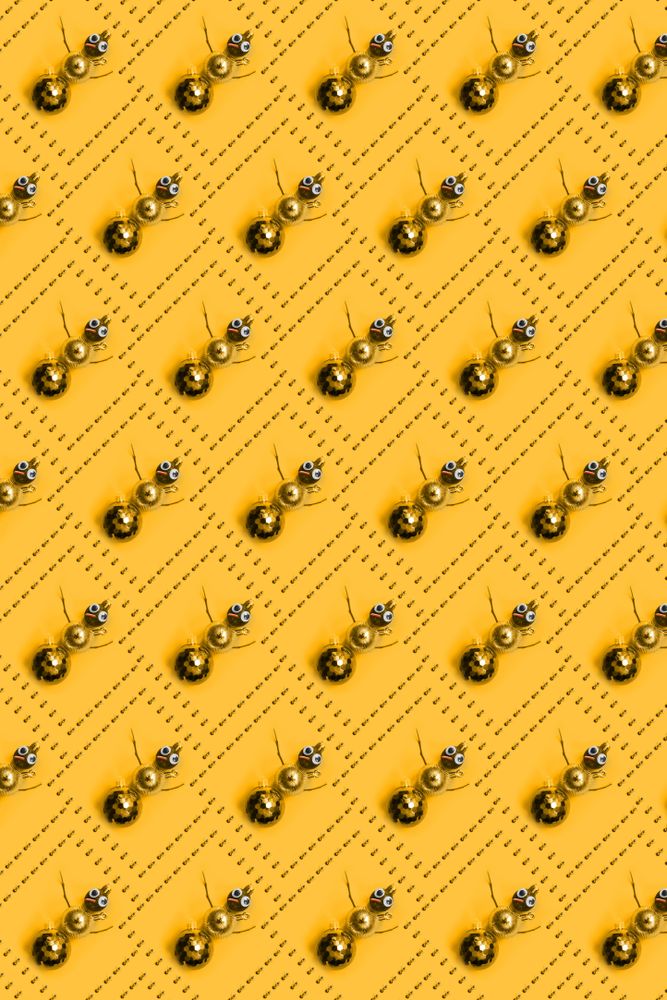 Rows of gold bauble snowman, with dotted outline