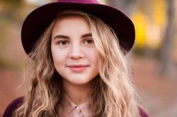 Portrait of blonde teenage girl wearing a hat outdoor 5XJ8Pb