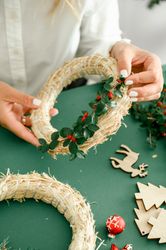 Making christmas wreath at home