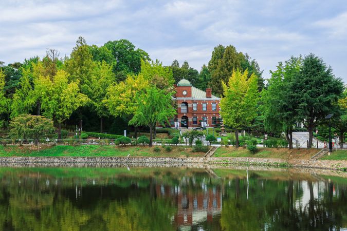 univ with lake