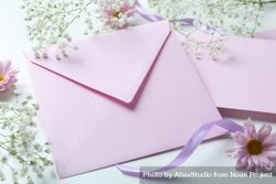 Light pink envelope with copy space 5QGmVb