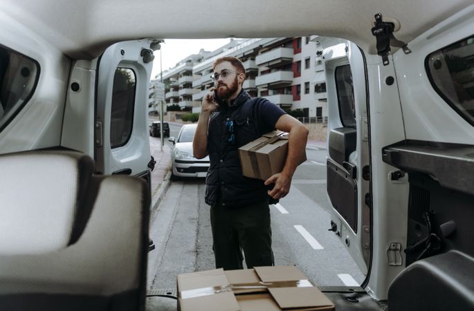 Courier phoning client for delivery completion