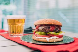 Cheeseburger with lettuce and tomato