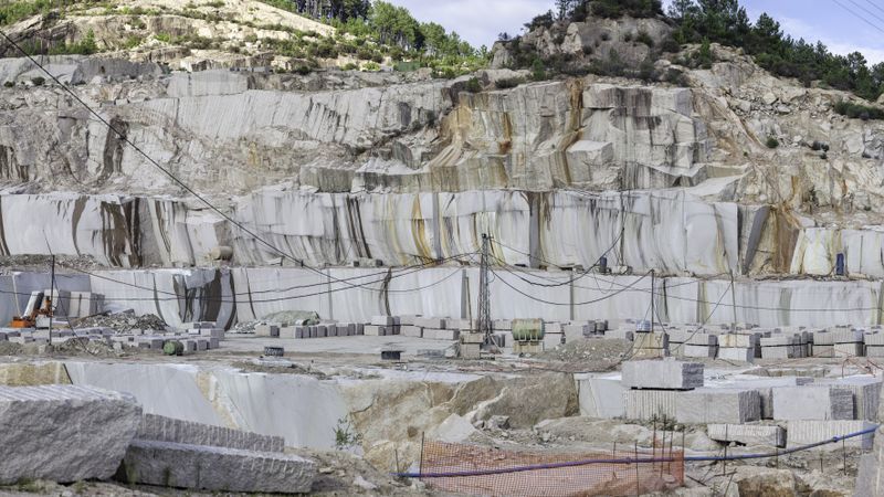 Block and heavy machinery in quarry