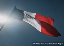 Looking up at Mexican flag against a blue sky 4ZAyO5