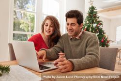 Happy young couple shopping online for christmas 5ngkm8