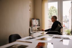 Older man working in his home office 0VeLjb