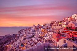 Colorful sunset of stacked houses in Santorini 0JMQwb