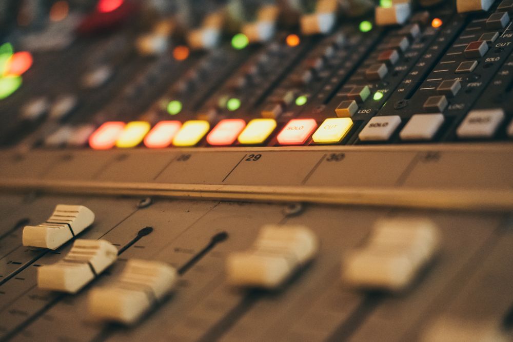 Equalizer instrument in a studio