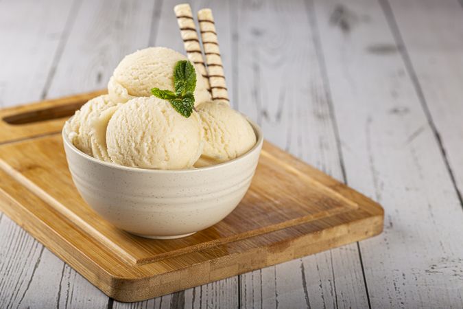 Bowl with vanilla ice cream balls.