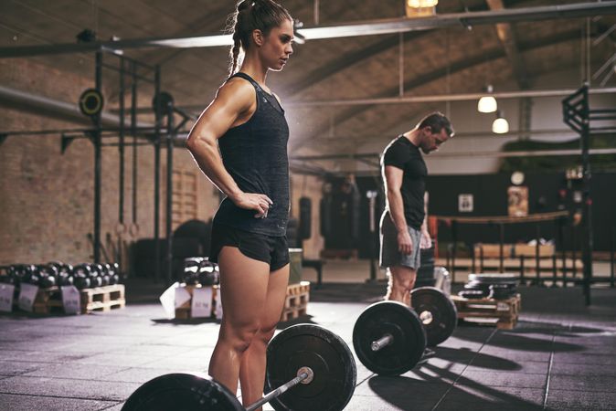 Couple working out together doing crossfit exercises