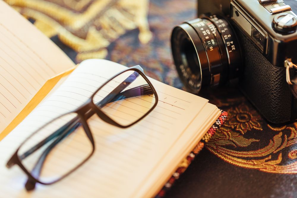 Arrangement of photo camera with notepad