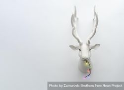 Decorative mounted head of reindeer with Christmas tree lights in mouth 0vk3o5