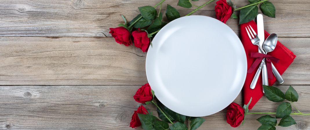 Romanic dinner table setting for the holidays